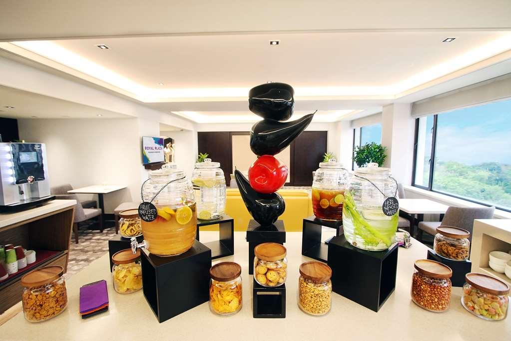 Royal Plaza On Scotts Hotell Singapore Restaurang bild The lounge at KLIA