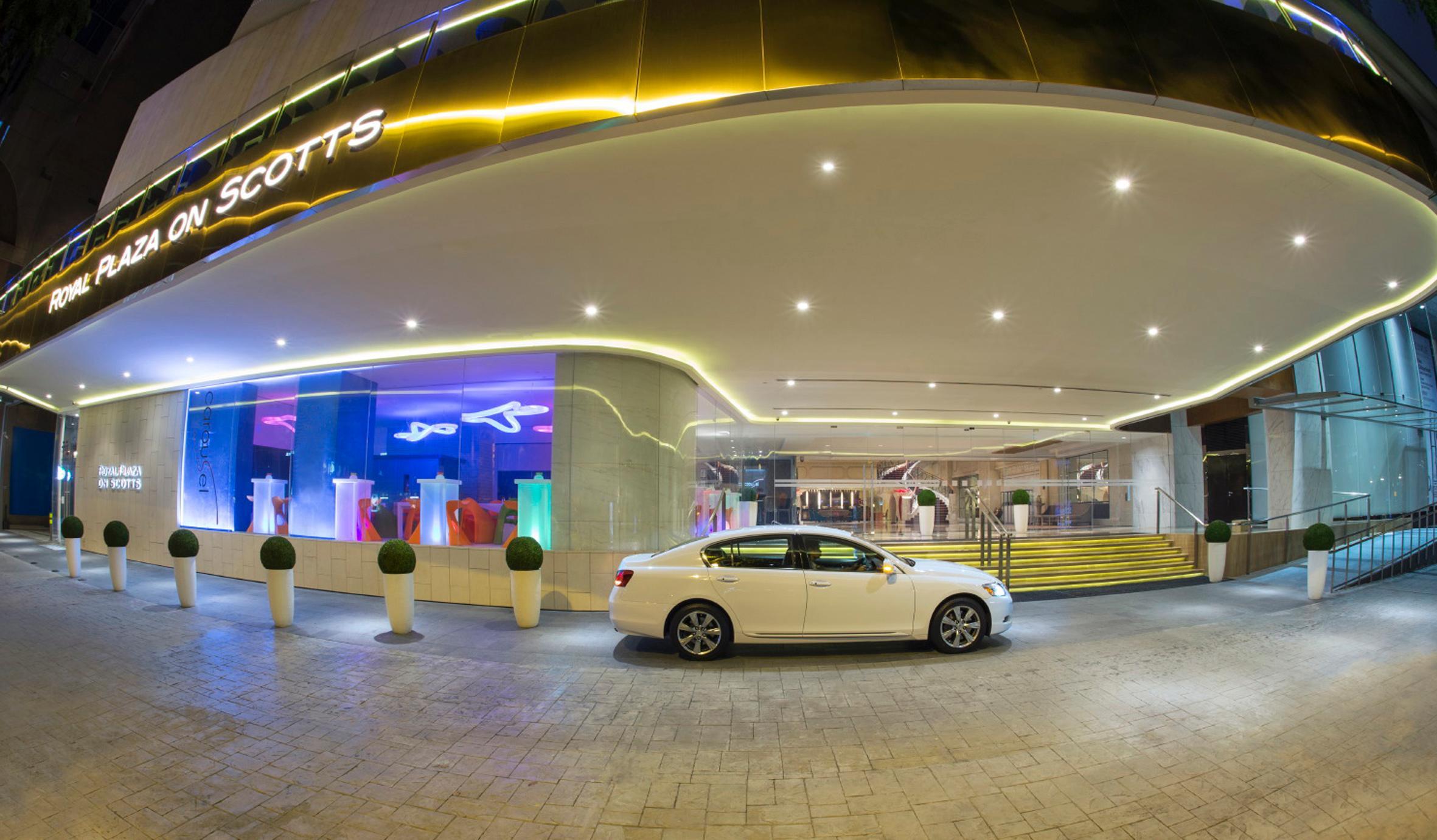 Royal Plaza On Scotts Hotell Singapore Exteriör bild The hotel's entrance