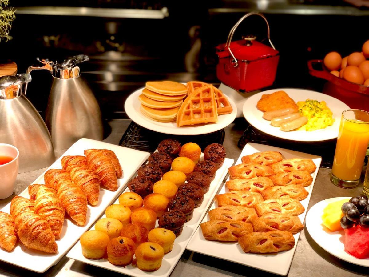 Royal Plaza On Scotts Hotell Singapore Exteriör bild A breakfast buffet