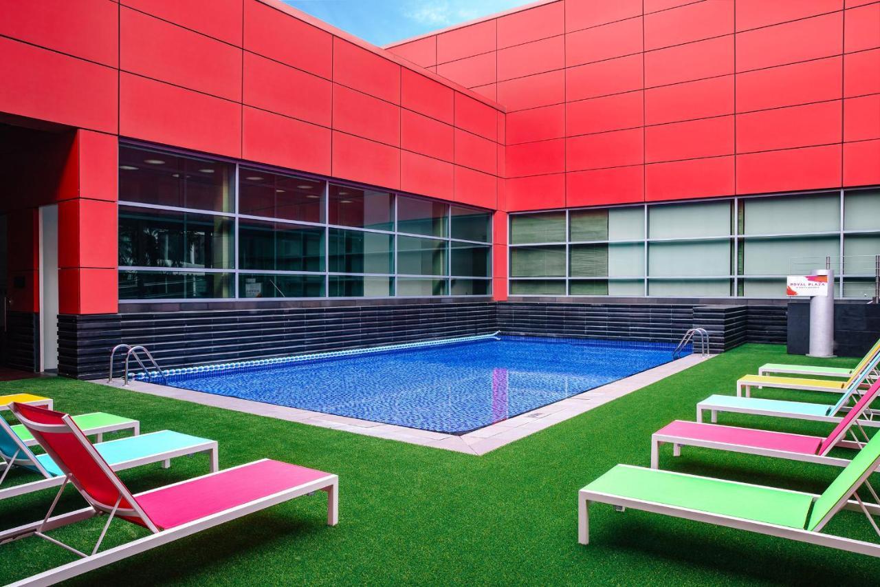 Royal Plaza On Scotts Hotell Singapore Exteriör bild The pool at the hotel