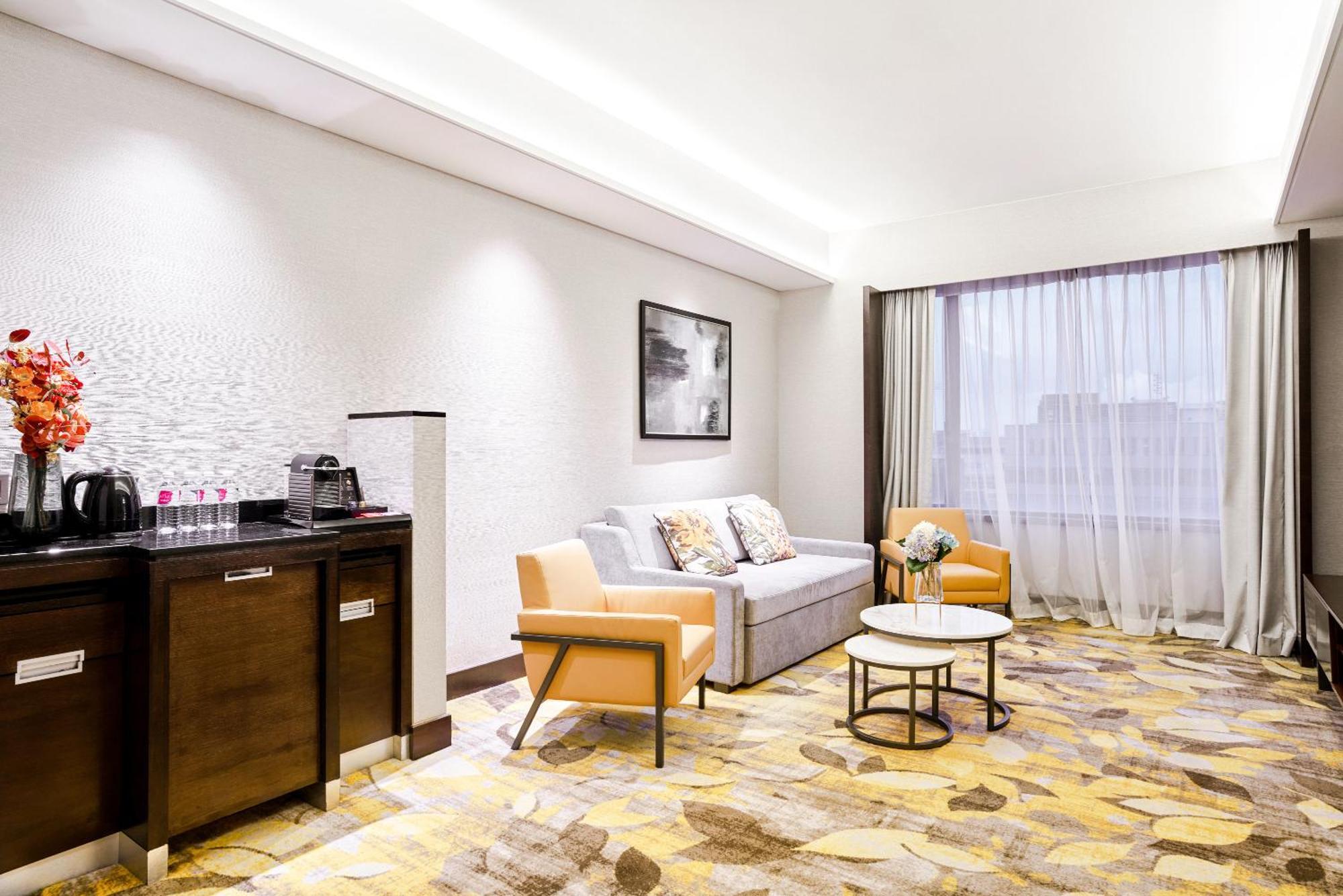 Royal Plaza On Scotts Hotell Singapore Exteriör bild A suite at the hotel