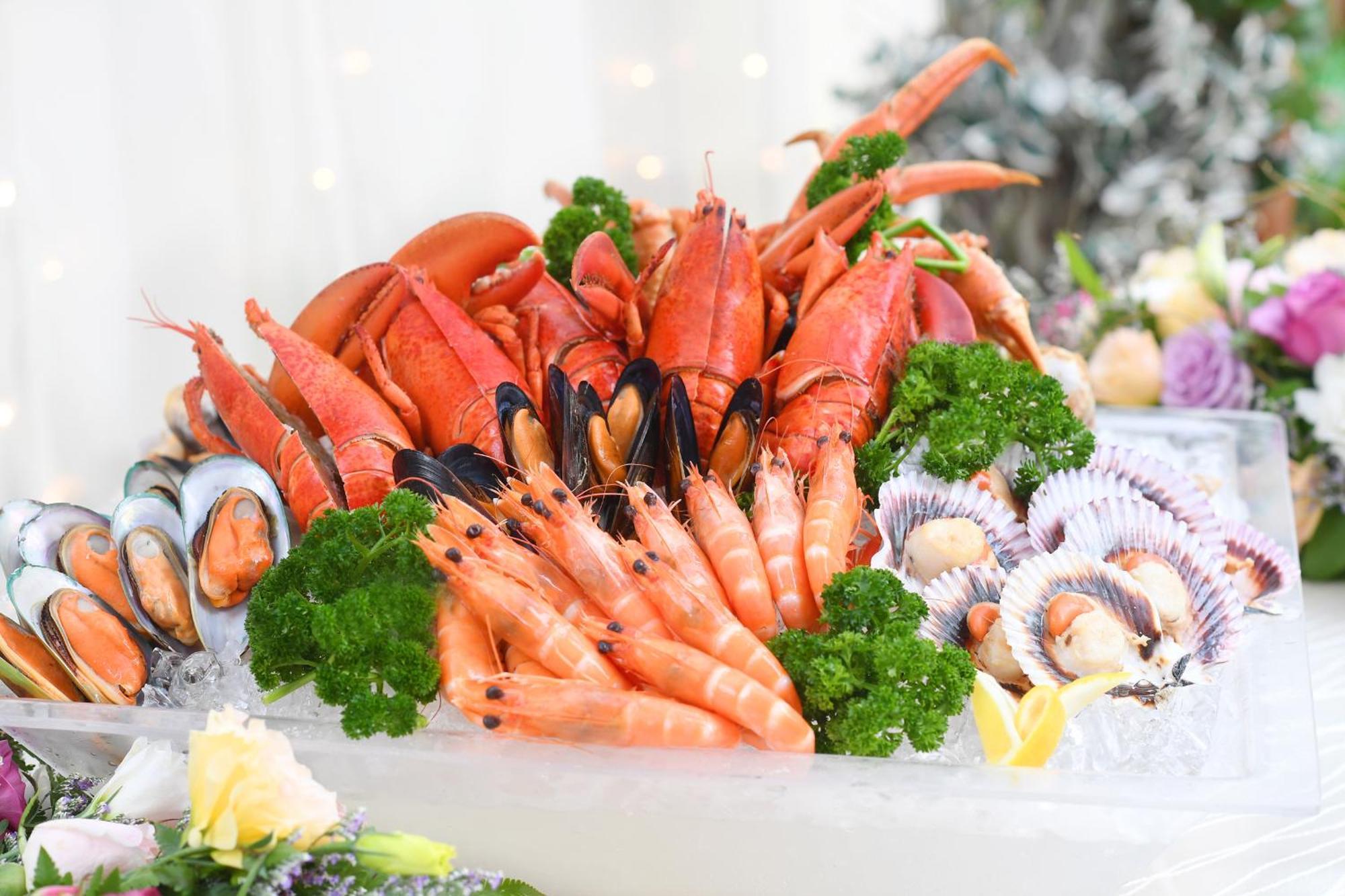 Royal Plaza On Scotts Hotell Singapore Exteriör bild Seafood