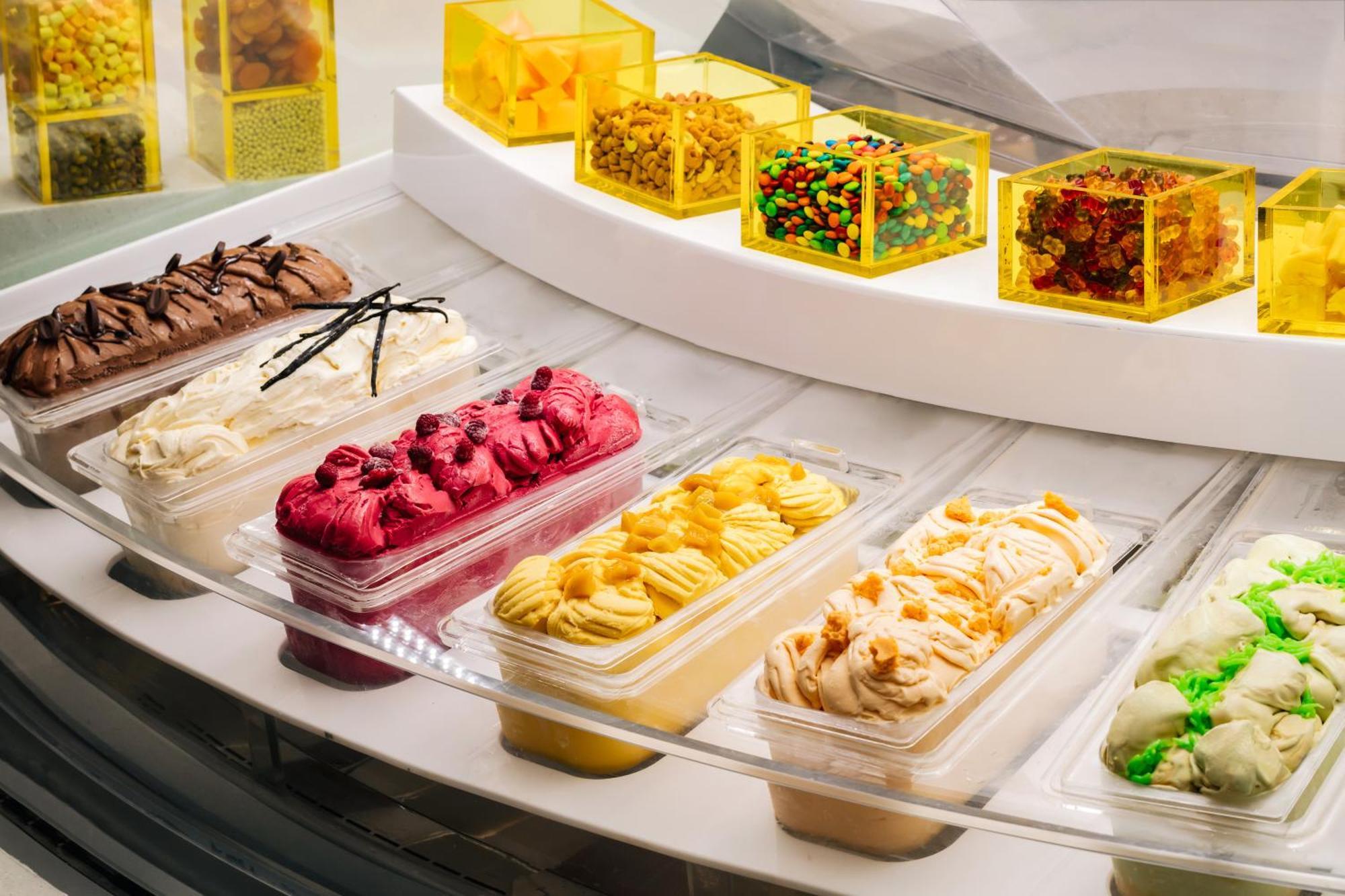 Royal Plaza On Scotts Hotell Singapore Exteriör bild Gelato