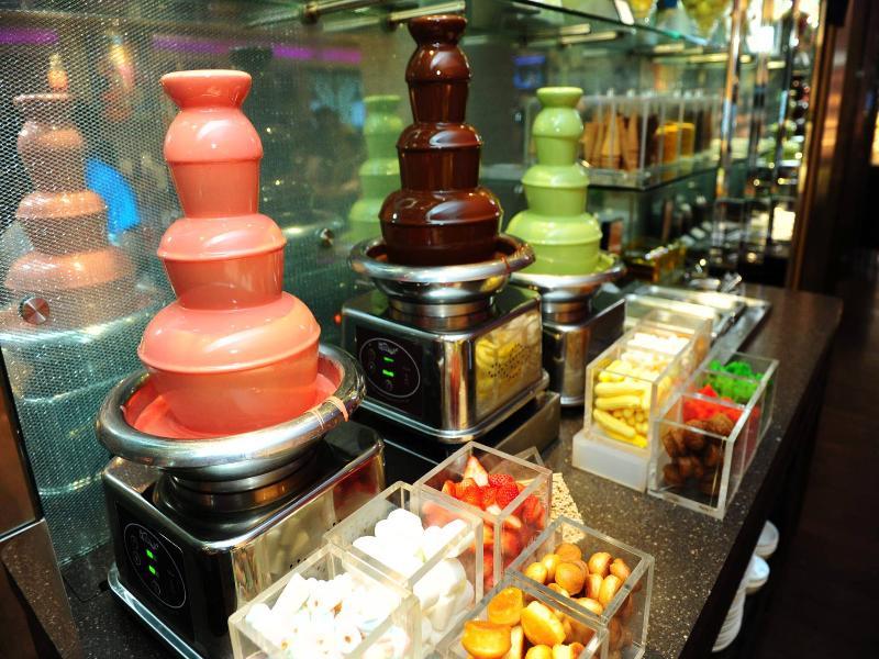 Royal Plaza On Scotts Hotell Singapore Exteriör bild Chocolate fountain