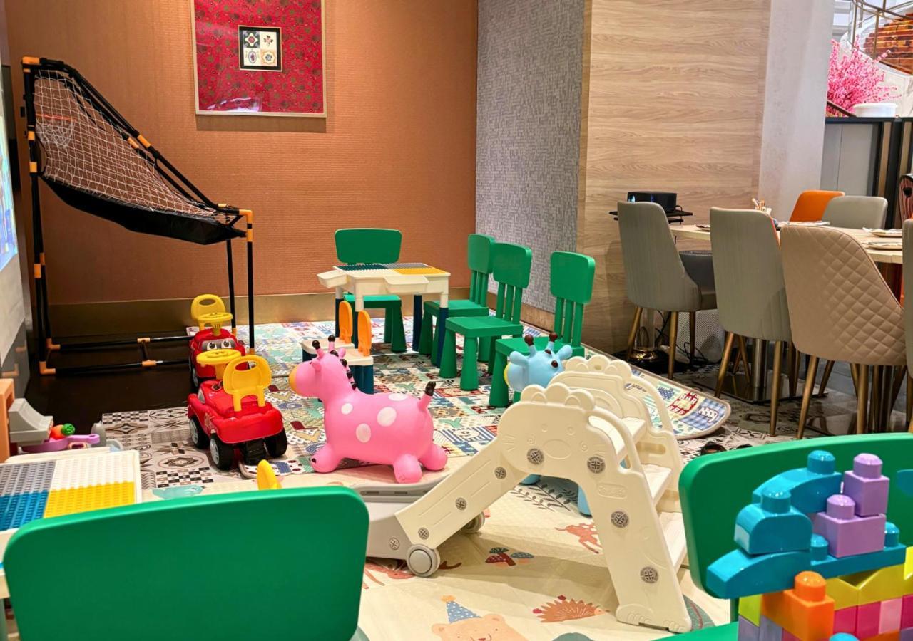 Royal Plaza On Scotts Hotell Singapore Exteriör bild The children's area