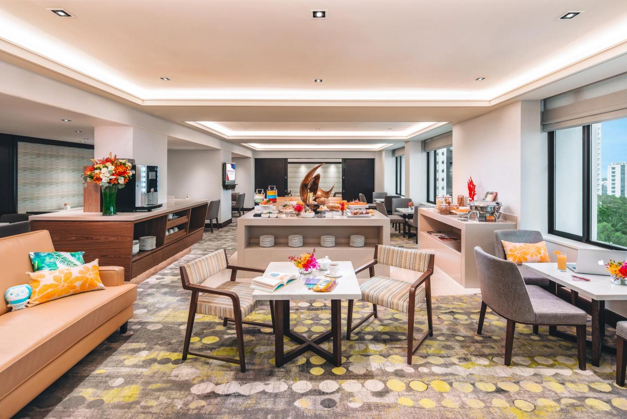 Royal Plaza On Scotts Hotell Singapore Exteriör bild Club Lounge at the hotel