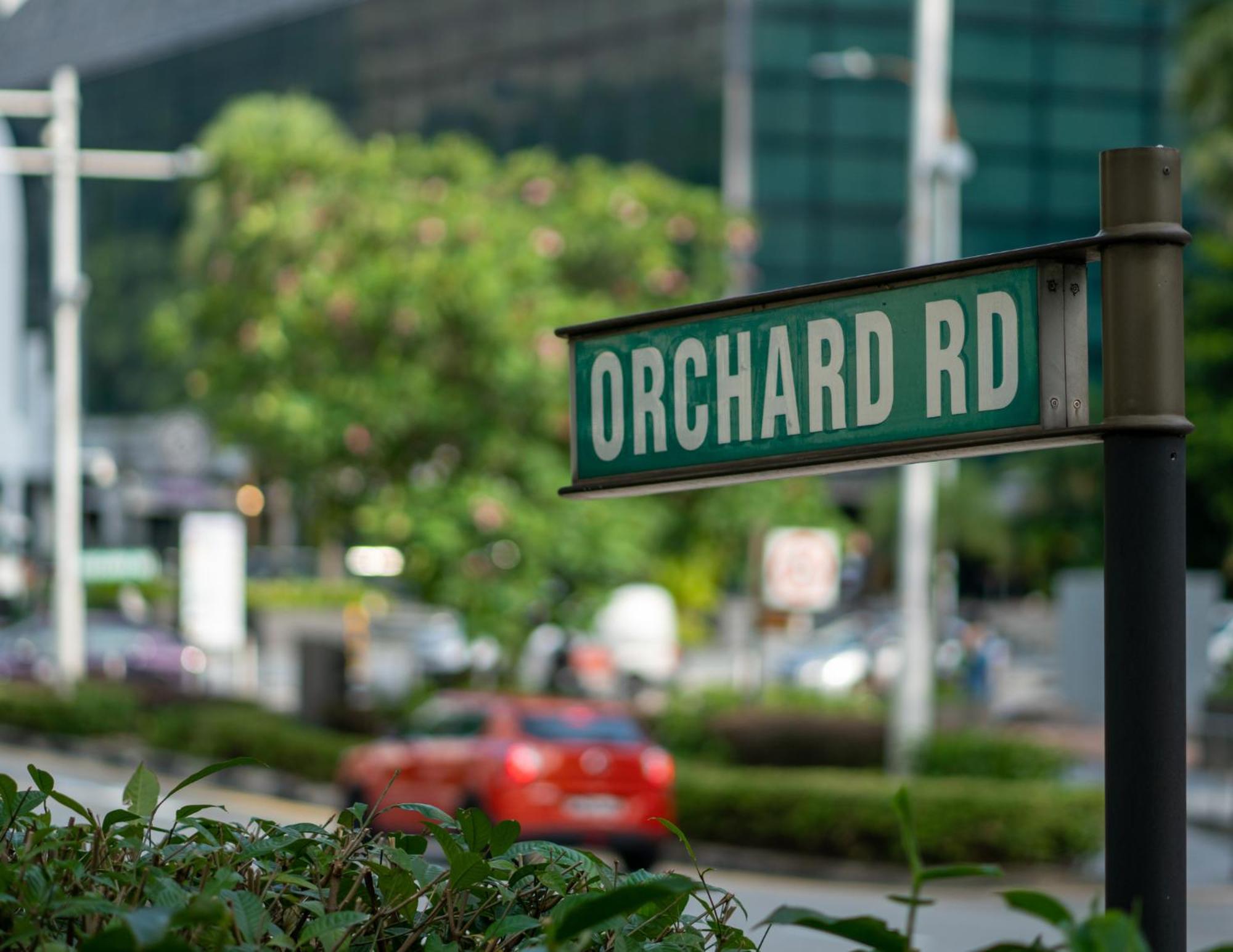 Royal Plaza On Scotts Hotell Singapore Exteriör bild Orchard Road street sign