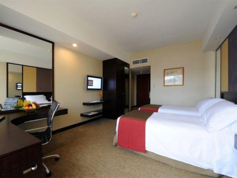 Royal Plaza On Scotts Hotell Singapore Exteriör bild A room at the hotel