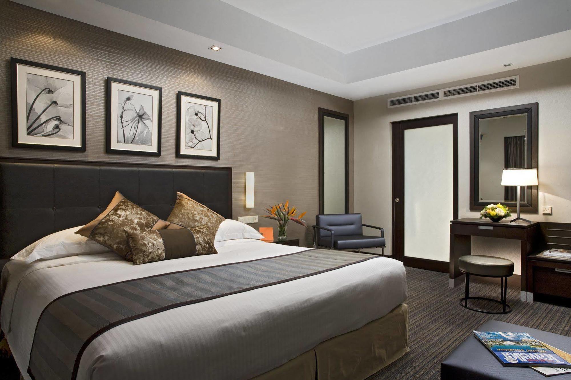 Royal Plaza On Scotts Hotell Singapore Exteriör bild A bedroom at the InterContinental London Park Lane
