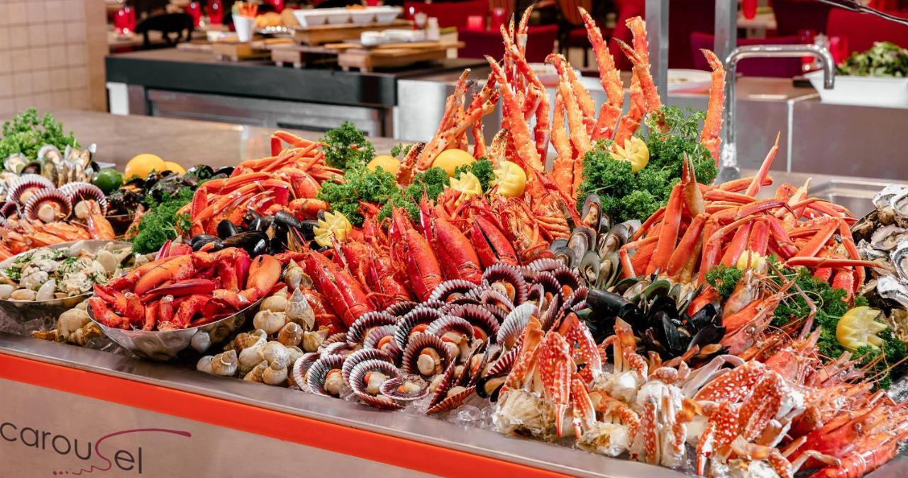 Royal Plaza On Scotts Hotell Singapore Exteriör bild Seafood