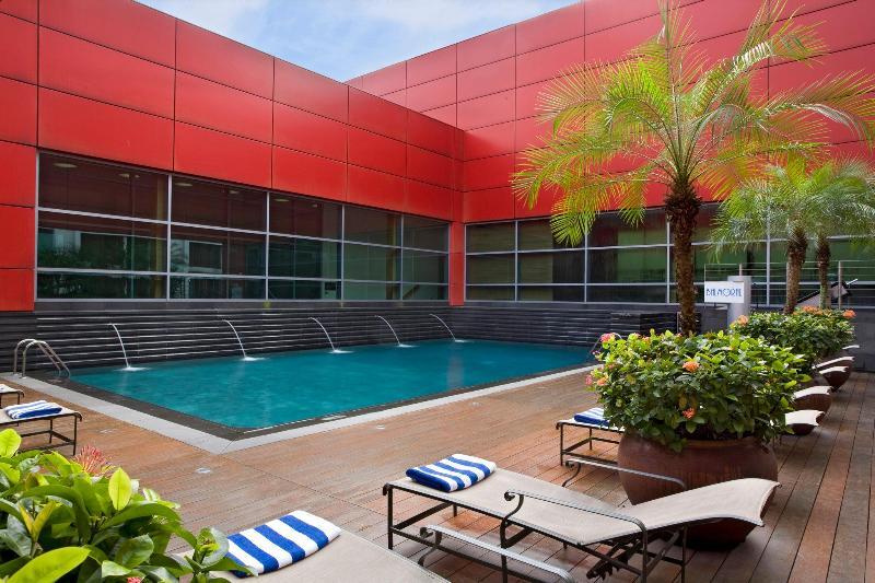 Royal Plaza On Scotts Hotell Singapore Exteriör bild The pool at the hotel